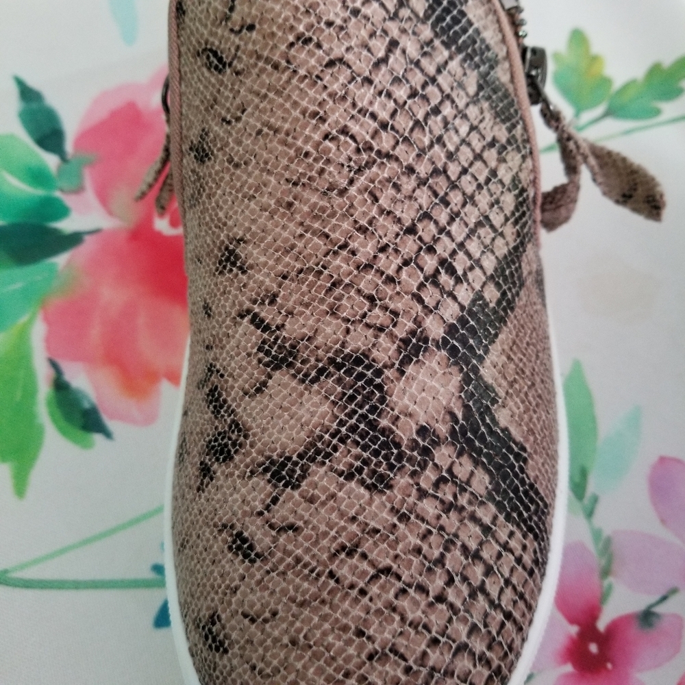 Very G NWT Snakesskin Slip On Sneakers 6 - Picture 8 of 8